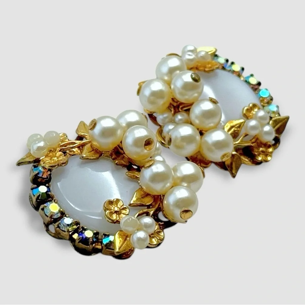 ✨ Vintage Ornate Pearl Floral Cluster Earrings Gold Tone Cabochon Clip On 1950s